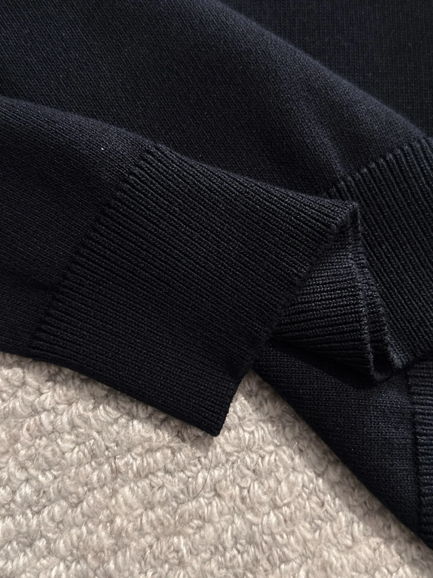 🅿️320 shipped next day, high quality Stone Island 2025 spring and summer new men's round neck short-sleeved T-shirt. Made of combed cotton yarn knitted cotton fabric, pure cotton high-weight special yarn, it feels heavy when weighed, and the upper body is more textured than ordinary T-shirts. This texture can cope with the weather easily and is suitable for both hot and cold! The pattern on the chest adopts three-dimensional embroidery technology, and is perfectly produced stitch by stitch with reference to the original version! Loose fit design, looks noble. Size: M to XXXL